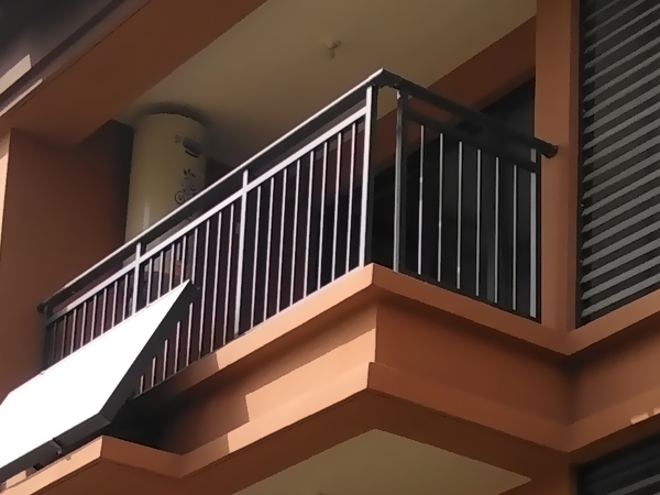 小區(qū)陽(yáng)臺(tái)護(hù)欄圖片