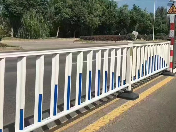 交通鋅鋼護(hù)欄圖片