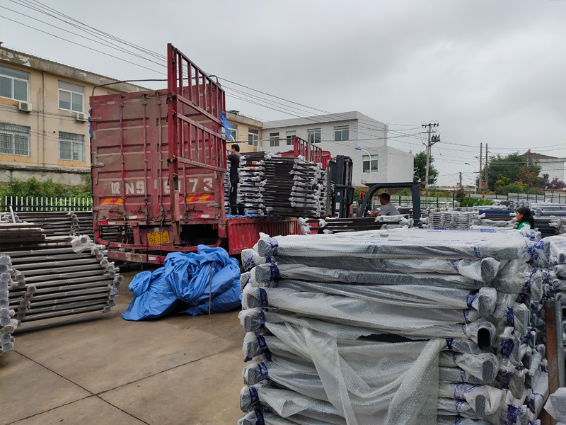 金用護欄2020年7月17日下午鋅鋼玻璃護欄產品裝車發貨！