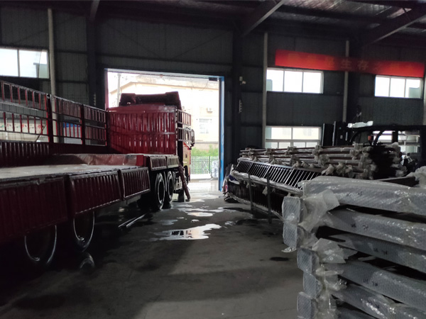 金用護欄2020年7月18日鋅鋼陽臺護欄產品裝車發貨！