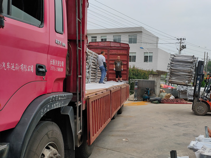 金用護欄2020年7月26日陽臺玻璃護欄裝車發貨！