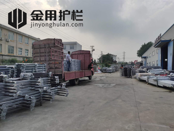 金用護(hù)欄2020年7月29日鋅鋼玻璃護(hù)欄裝車發(fā)貨！