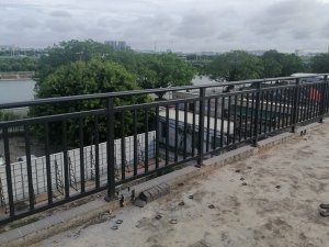 安徽鋅鋼護(hù)欄廠家電話多少？