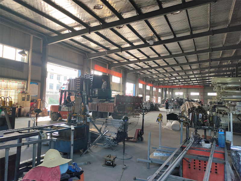 金用護欄2020年8月17日鋅鋼百葉窗裝車發貨！