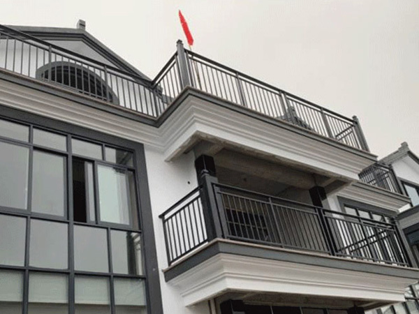 陽臺護欄用哪種材質性價比高？