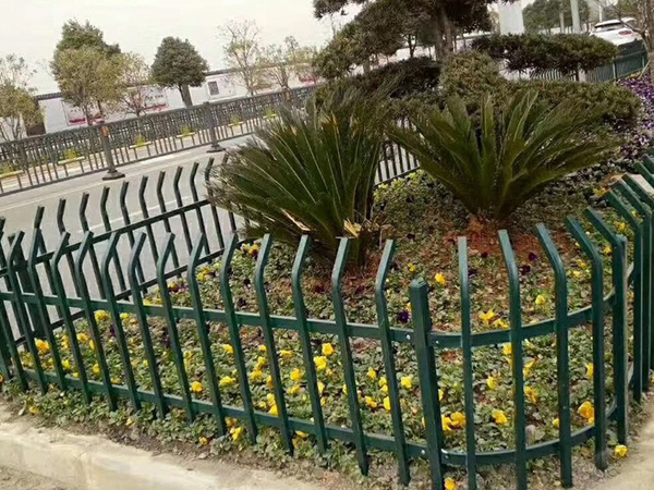 鋅鋼圍欄和鐵藝圍欄哪個(gè)好？看過這里你就清楚了！