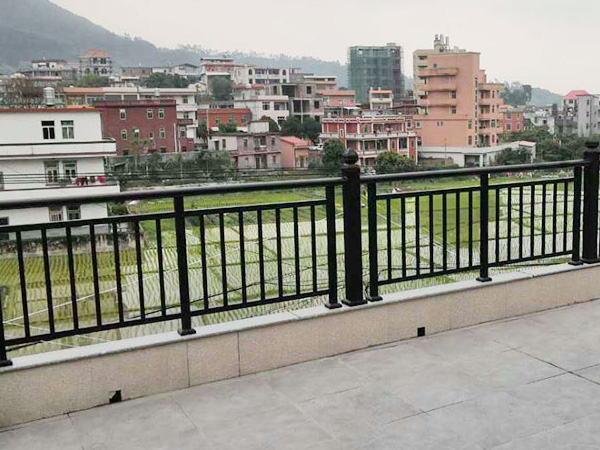 為什么建議大家選鋅鋼陽臺護欄而不選鐵藝或不銹鋼，原因在這里！