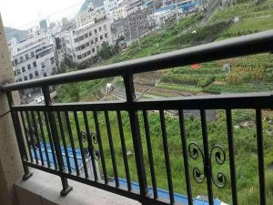 什么材料做的陽臺護欄價格便宜又安全耐用？80%采購人員都選它！