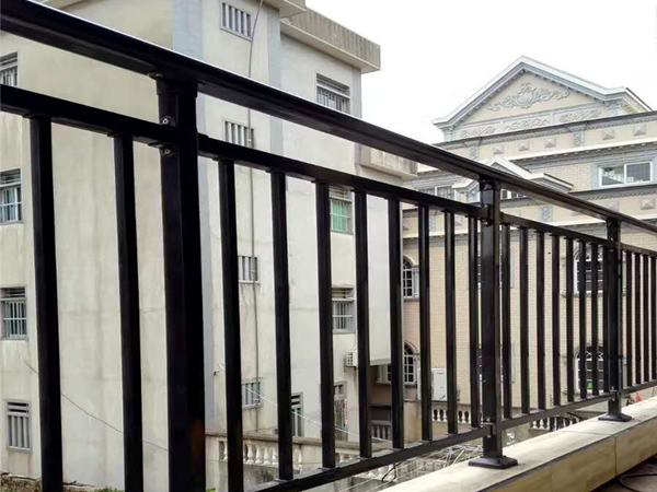陽(yáng)臺(tái)護(hù)欄哪家價(jià)格便宜？