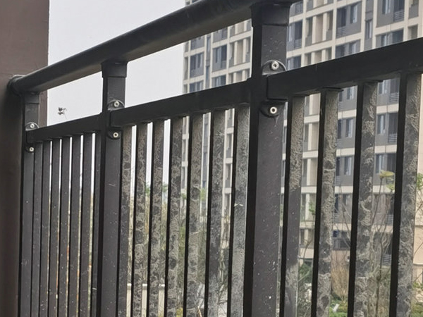 陽臺(tái)護(hù)欄定制多少錢一米？