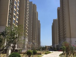 淮北桓湖花園小區(qū)鋅鋼陽(yáng)臺(tái)護(hù)欄、鋅鋼百葉窗定制