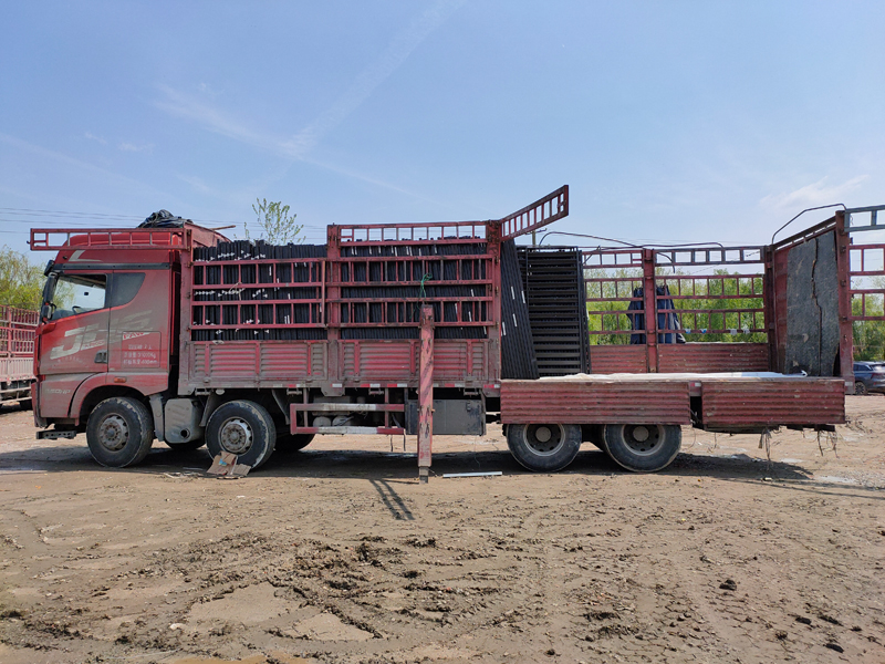 金用護(hù)欄2021年4月8日鋅鋼百葉窗發(fā)貨！