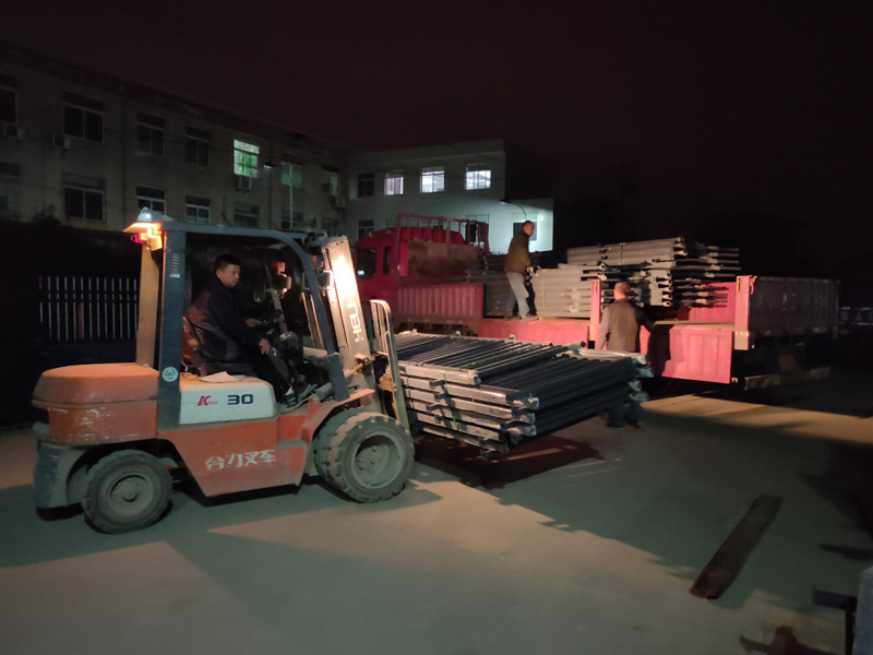 金用護(hù)欄2021年12月8日鋅鋼陽臺(tái)欄桿裝車發(fā)貨！