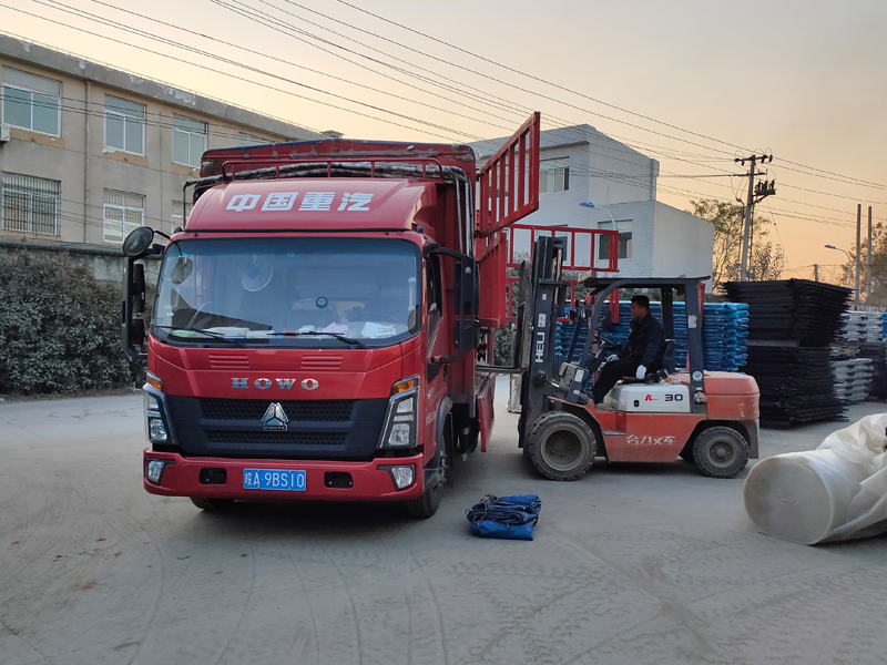 金用護欄2021年12月16日鋅鋼連廊欄桿裝車發貨！