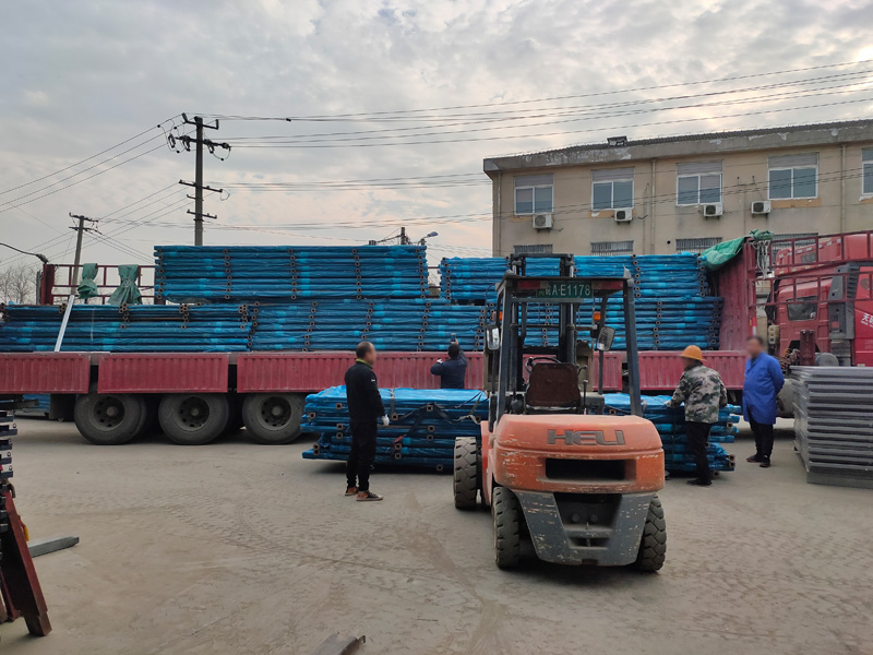 金用護欄2021年12月21日鋅鋼陽臺護欄裝車發(fā)貨！