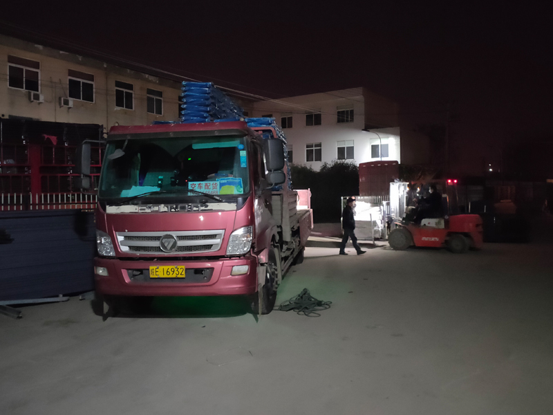 金用護欄2021年12月27日鋅鋼連廊欄桿裝車發(fā)貨！