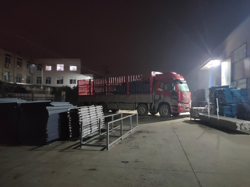 金用護(hù)欄2022年1月13日鋅鋼百葉窗裝車發(fā)貨！