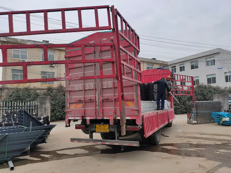  金用護(hù)欄2022年1月18日鋅鋼飄窗欄桿裝車發(fā)貨！