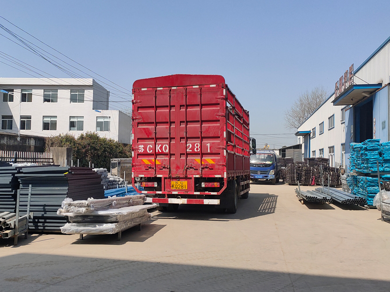 金用護(hù)欄2022年3月10日鋅鋼玻璃欄桿裝車發(fā)貨！