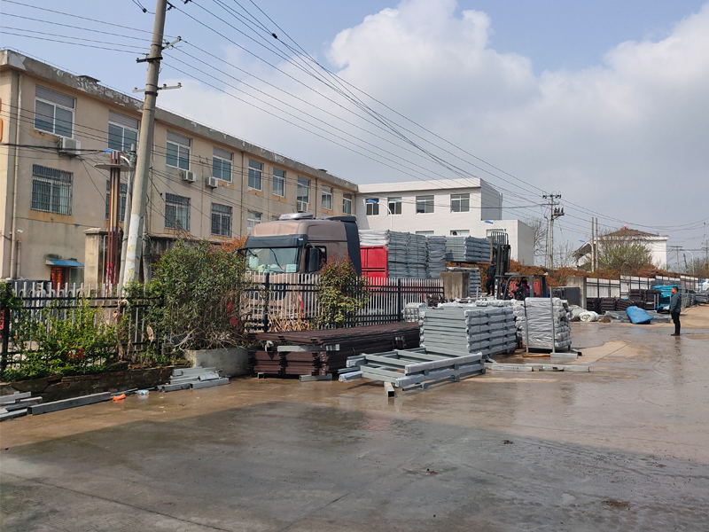 金用護欄2022年3月23日鋅鋼玻璃欄桿裝車發貨！