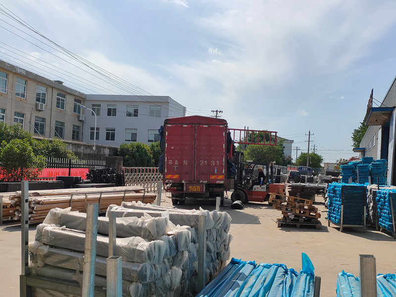 金用護欄2022年6月13日鋅鋼百葉窗裝車發貨！