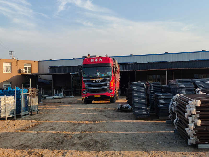 金用護(hù)欄2022年6月30日鋅鋼百葉窗裝車發(fā)貨！