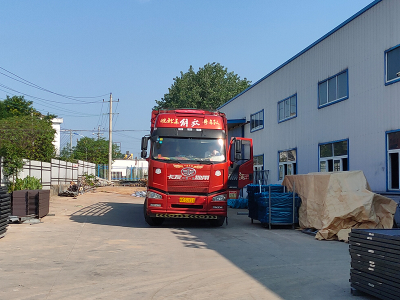 金用護欄2022年7月4日鋅鋼百葉窗裝車發貨！