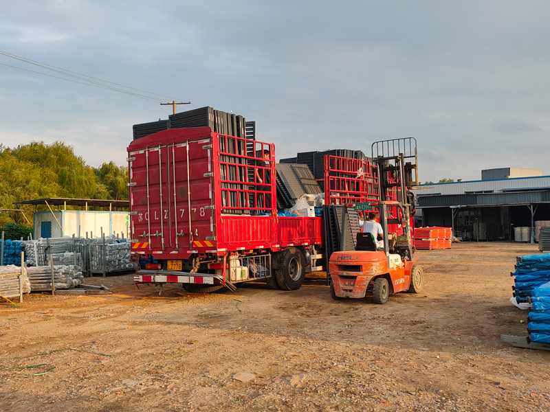 金用護(hù)欄2022年7月21日鋅鋼百葉窗裝車發(fā)貨！