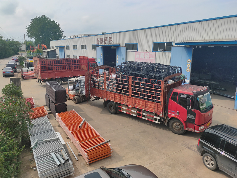 金用護(hù)欄2022年7月29日鋅鋼空調(diào)欄桿裝車發(fā)貨！