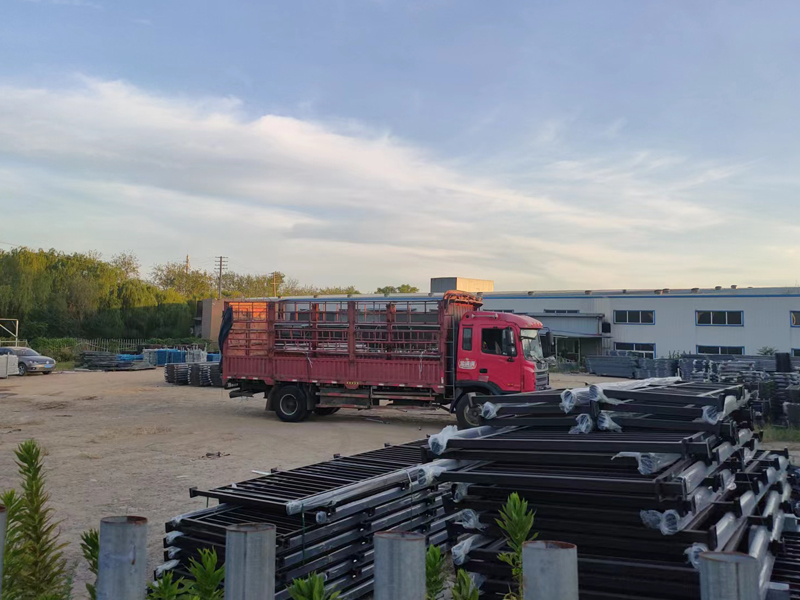 金用護(hù)欄2022年8月15日鋅鋼連廊欄桿裝車發(fā)貨！