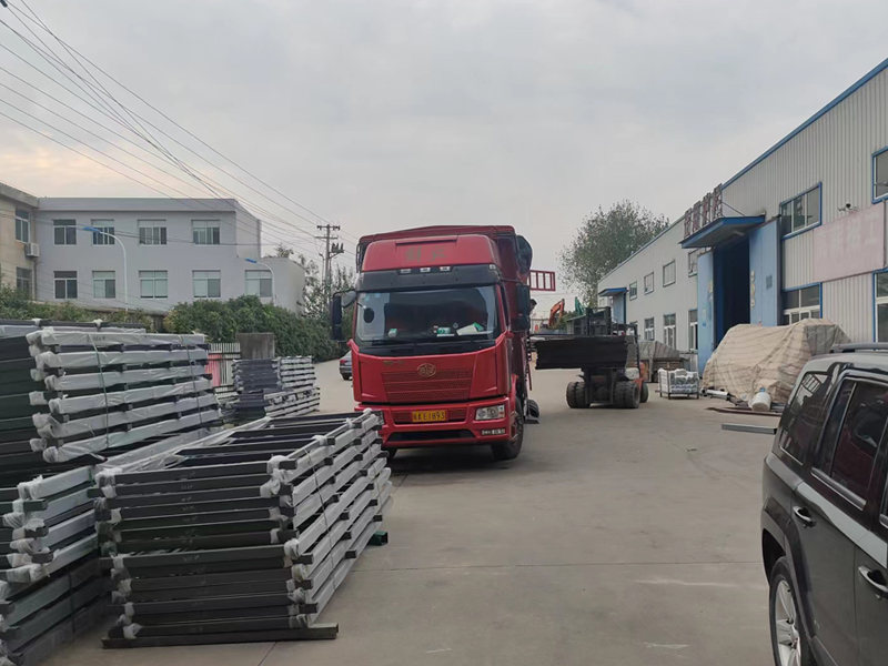 金用護(hù)欄2022年9月28日鋅鋼百葉窗裝車發(fā)貨！