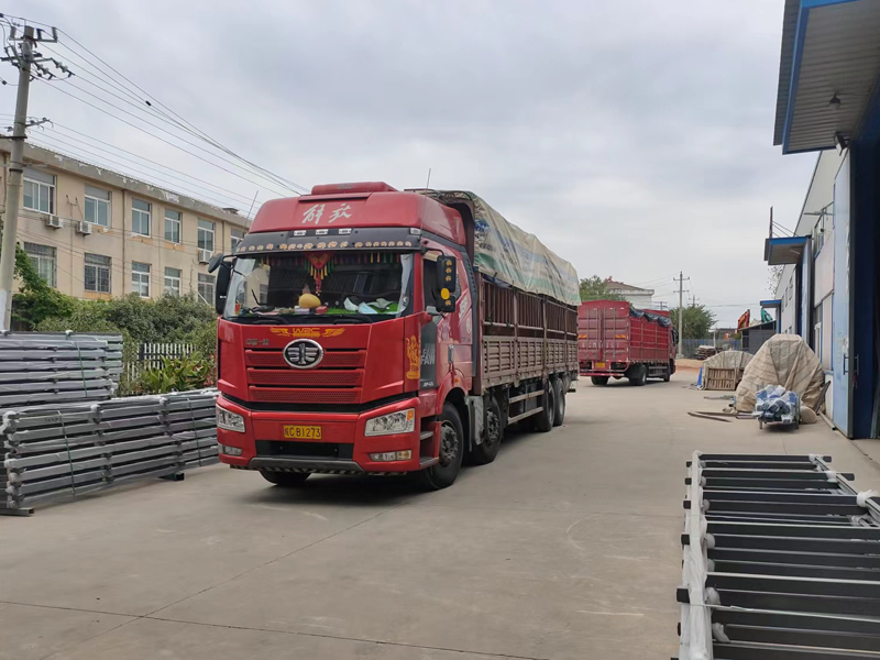 金用護(hù)欄2022年9月29日鋅鋼玻璃欄桿裝車(chē)發(fā)貨！