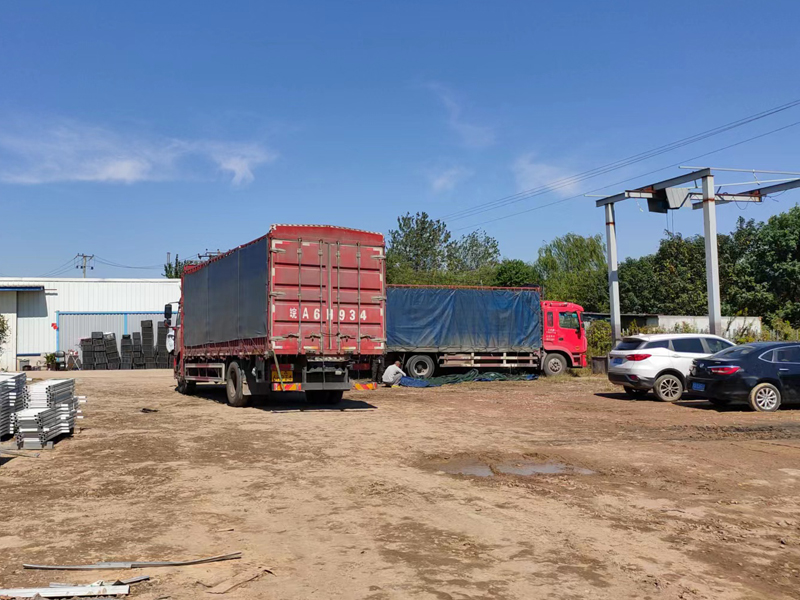 金用護(hù)欄2022年10月12日鋅鋼空調(diào)護(hù)欄裝車發(fā)貨！