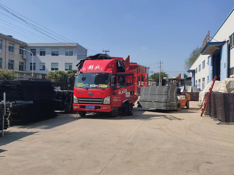 金用護欄2022年10月15日鋁合金百葉窗裝車發貨! 金用護欄2022年10月15日鋁合金百葉窗裝車發貨!