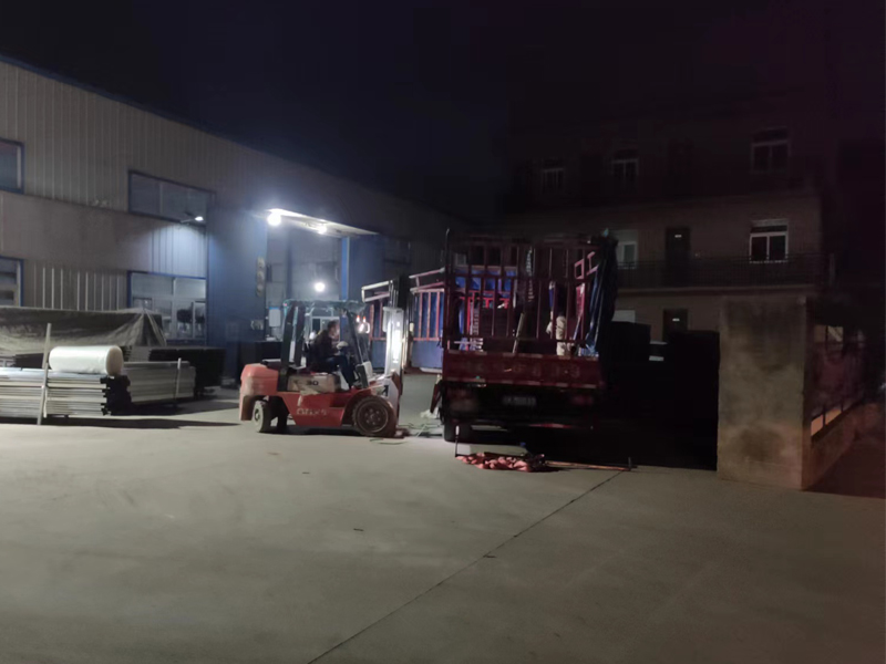 金用護欄2022年10月26日鋅鋼空調護欄裝車發貨！