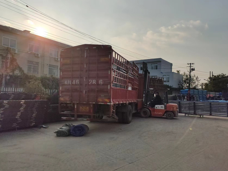 金用護欄2022年11月8日鋅鋼玻璃護欄裝車發貨！