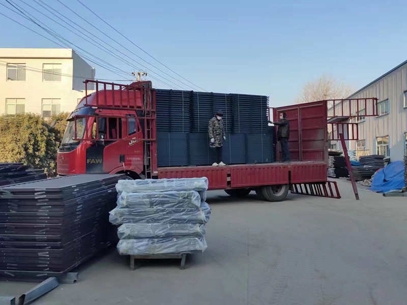 金用護(hù)欄2022年12月20日鋅鋼空調(diào)護(hù)欄裝車發(fā)貨！