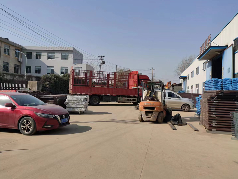 金用護欄2022年12月21日鋅鋼連廊護欄裝車發貨！