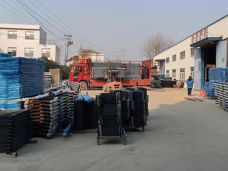 金用護欄2022年12月27日鋅鋼連廊欄桿裝車發貨！