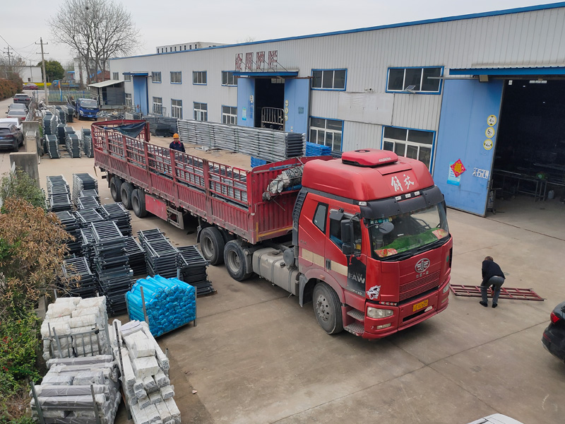 金用護(hù)欄2023年3月24日鋅鋼連廊欄桿裝車發(fā)貨！