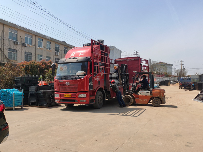 金用護(hù)欄2023年3月28日鋅鋼連廊欄桿裝車發(fā)貨！