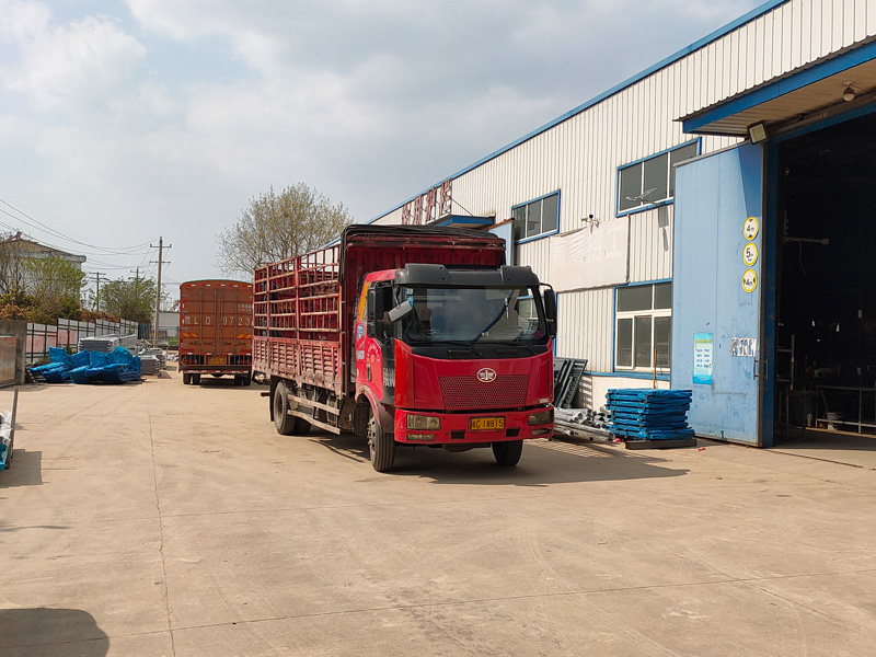 金用護(hù)欄2023年4月8日鋅鋼百葉窗裝車發(fā)貨！