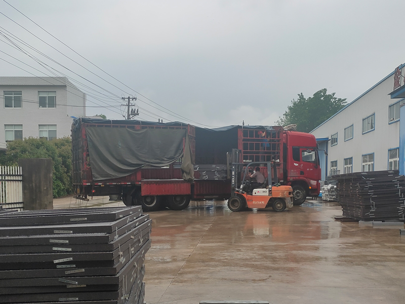 金用護欄2023年5月5日鋅鋼百葉窗裝車發貨！