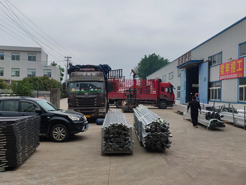 金用護欄2023年5月9日鋅鋼百葉窗裝車發貨！