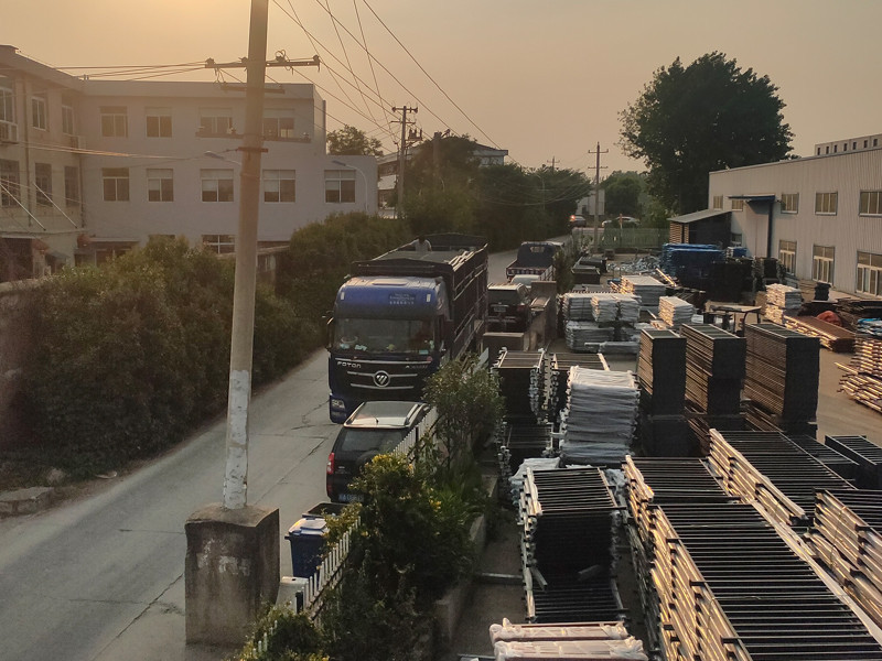 2023年6月16日鋅鋼玻璃護欄裝車發貨！