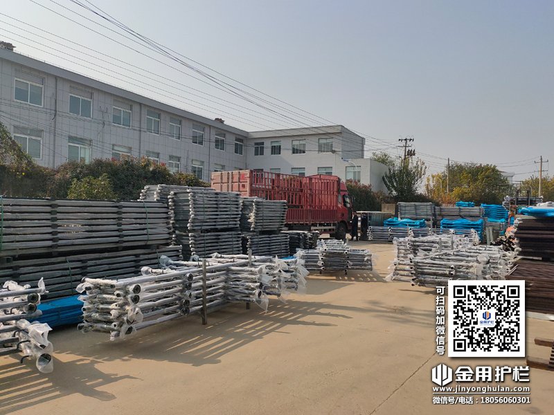 2023年11月25日鋅鋼玻璃欄桿裝車發貨！