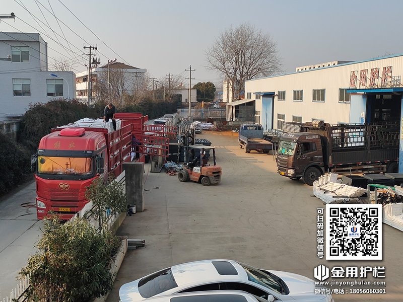 2024年1月6日鋅鋼空調護欄裝車發貨！