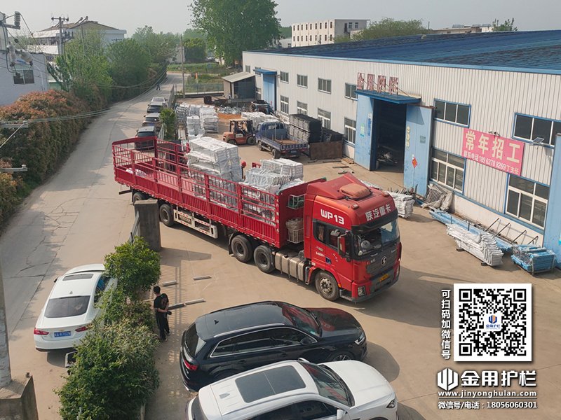 2024年4月16日鋅鋼飄窗護(hù)欄裝車發(fā)貨！