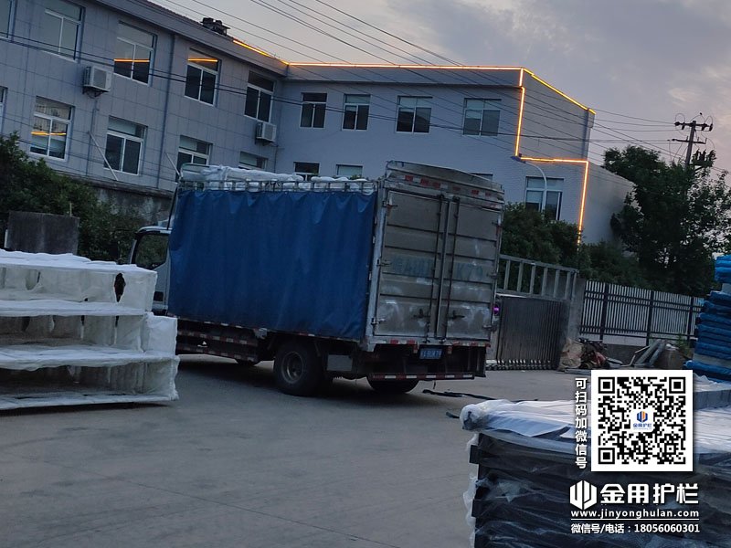 2024年5月20日鋅鋼飄窗欄桿裝車發(fā)貨！