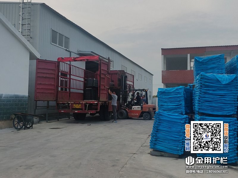 2025年8月6日鋁合金陽臺(tái)欄桿裝車發(fā)貨！